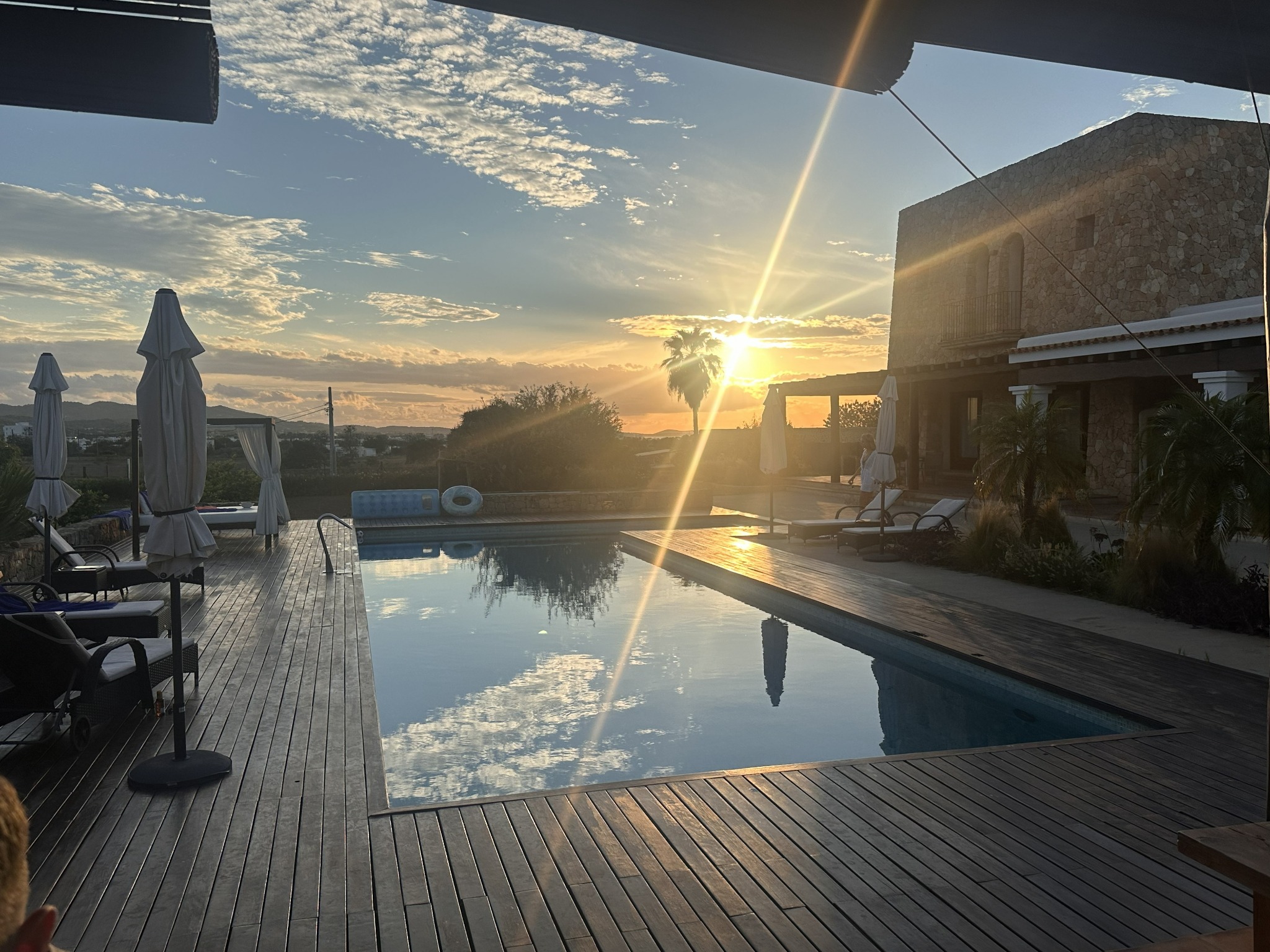 Vrienden tijdens zonsondergang